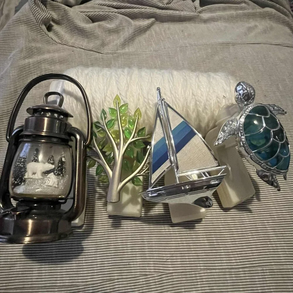Bath & Body Works Wallflower plug in bundle - Picture 1 of 6